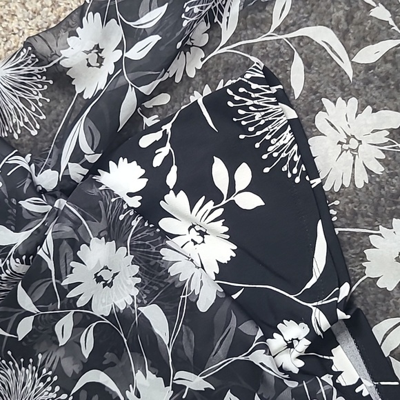 Vince Camuto Asymmetrical Sleeveless Blouse Black and White - Picture 4 of 7